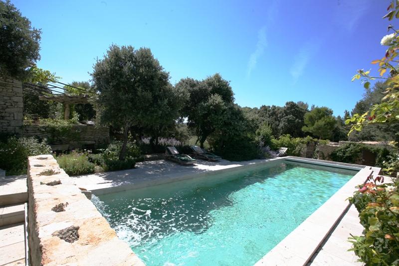 Maison en pierre en Luberon avec annexes et piscine